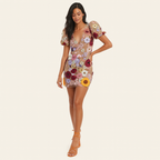 Blumiges Mini-Kleid mit Puffärmeln und tiefem V-Ausschnitt – Figurbetonte Silhouette